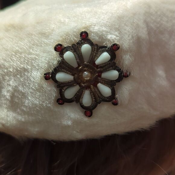 Vintage Ladies' Fisk vintage Brand White Wool faux fur Hat Beaded Decoration - Picture 6 of 7